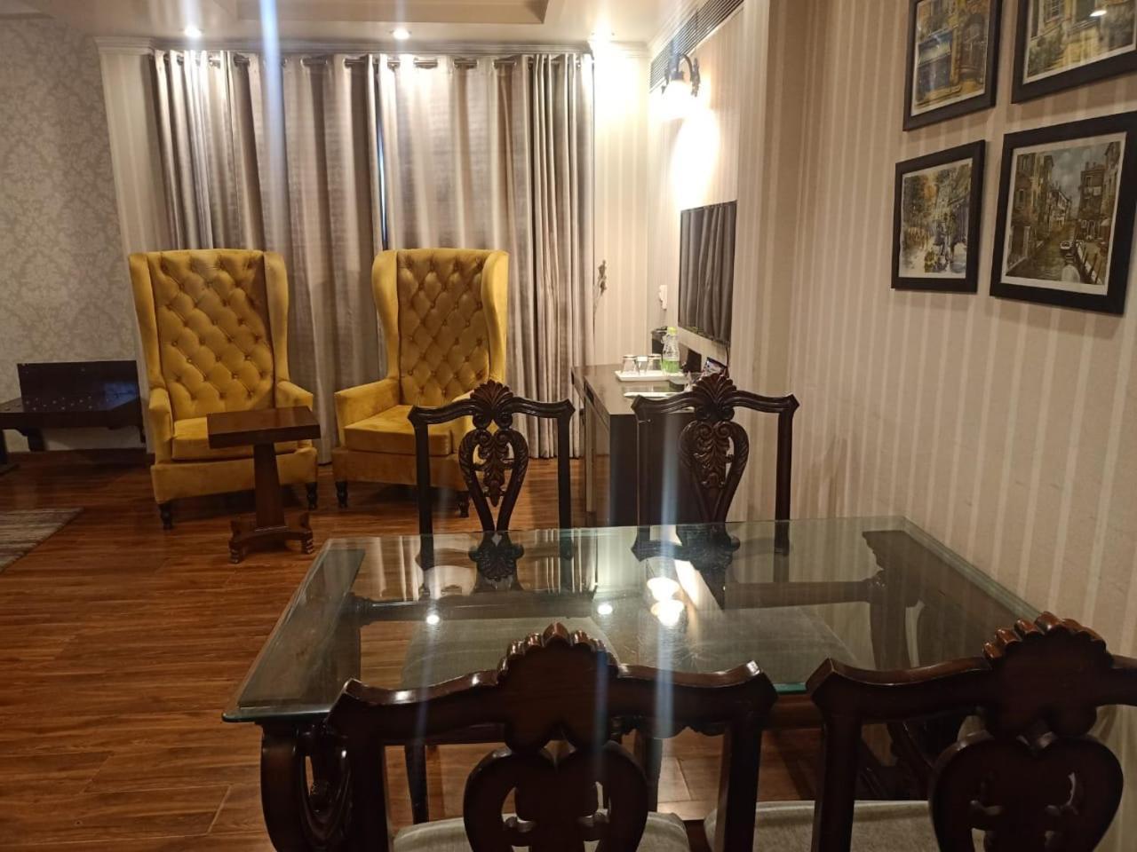 Rockland Hotel, C.R Park New Delhi Bagian luar foto