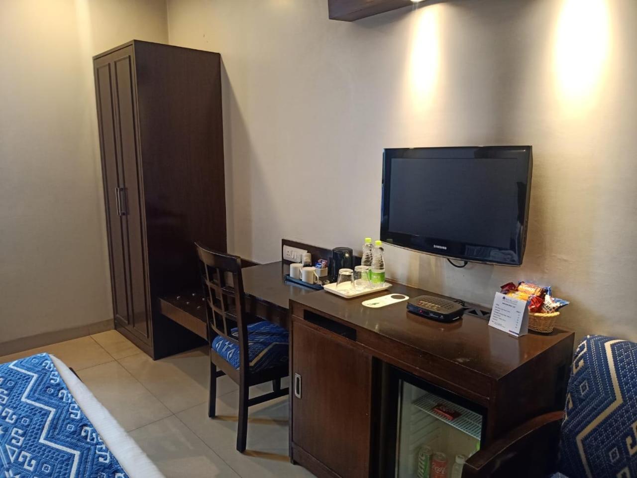 Rockland Hotel, C.R Park New Delhi Bagian luar foto