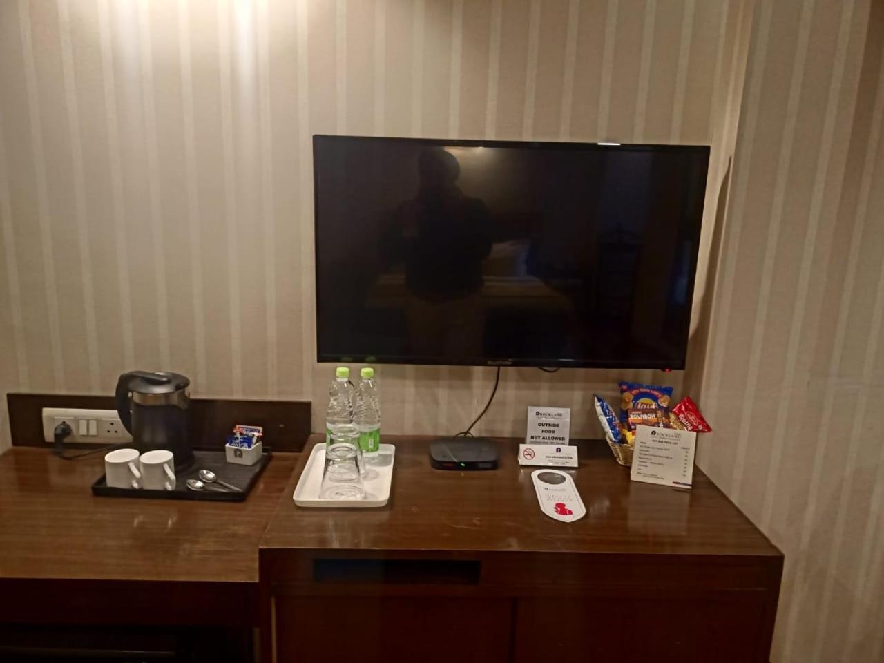 Rockland Hotel, C.R Park New Delhi Bagian luar foto