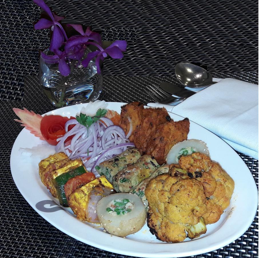 Rockland Hotel, C.R Park New Delhi Bagian luar foto