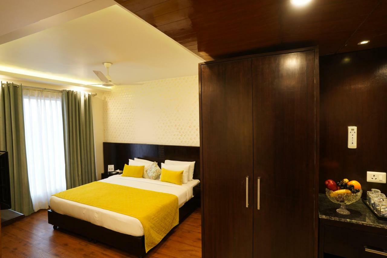 Rockland Hotel, C.R Park New Delhi Bagian luar foto